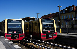 Neue S-Bahn Ein Zug der Baureihe 483 und ein Zug der Baureihe 484 nebeneinander am S-Bahnhof Baumschulenweg