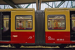 Ein Wagen der Baureihe 481 erstrahlt in den neuen S-Bahn-Farben