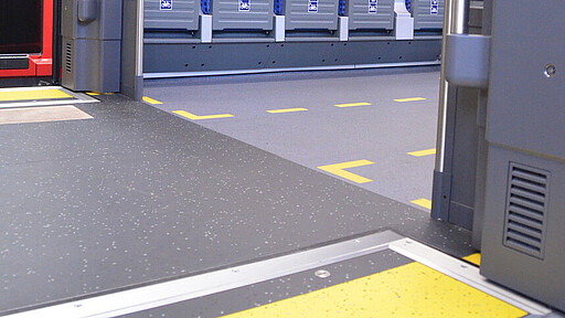 Der Fußboden ist im Einstiegsbereich dunkler gestaltet. Der Fußboden ist im Einstiegsbereich dunkler gestaltet.