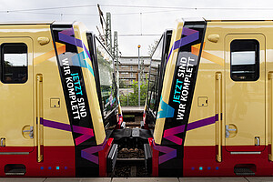 Zwei Wagen der neuen Baureihe wurden in Charlottenburg feierlich gekoppelt.