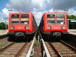 Die Züge 485 037 und 023 stehen im Werk Grünau nebeneinander (15.05.2003)