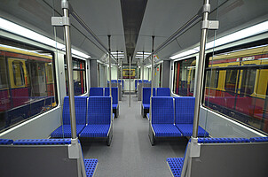 Blick in den Fahrgastraum der renovierten Baureihe 481