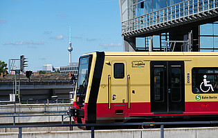 Neue S-Bahn BR 483/484 im Bahnhof Berlin Ostkreuz, im Hintergrund der Alex