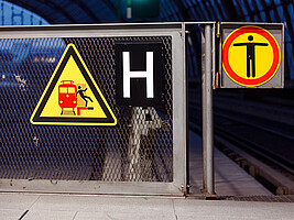 Bitte achten Sie zu Ihrer Sicherheit auch auf die Warnhinweise auf den Bahnhöfen.