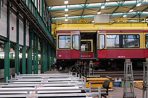Eine S-Bahn der Baureihe 481 mit alter Außenlackierung in der Werkstatt Schöneweide.