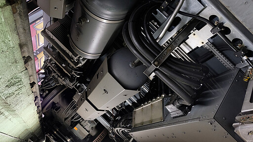 Im Werk Schöneweide S-Bahn Baureihe 483 von unten