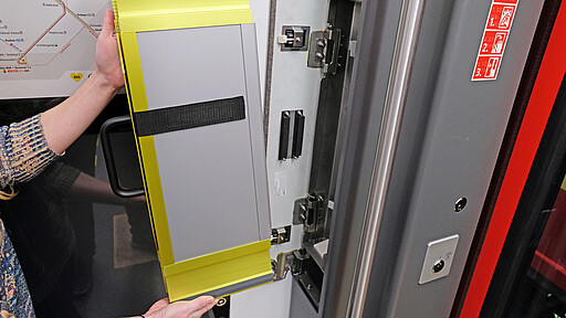 Die Rollstuhlrampe befindet sich direkt hinter dem Führerstand. Die Rollstuhlrampe befindet sich direkt hinter dem Führerstand.