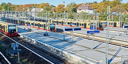 Neue S-Bahn Fünf neue S-Bahnen nebeneinander haltend, S-Bahnhof Olympiastadion