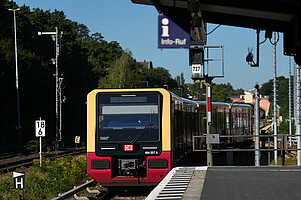 Neue S-Bahn Baureihe 484 verlässt Bahnhof