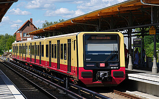 Neue S-Bahn Eine S-Bahn der Baureihe 484 im S-Bahnhof Schöneweide als S47 auf dem Weg nach Hermannstraße
