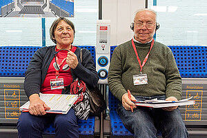 Ein Ehepaar testet die neue S-Bahn
