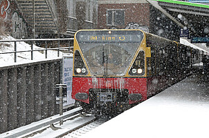 S-Bahn Baureihe 480 im Winter am Bahnhof Hermannstraße
