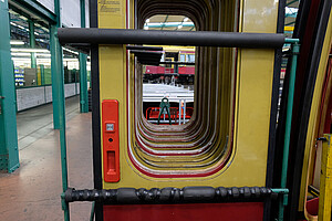 Die ausgetauschten alten Türen einer S-Bahn der Baureihe 485.