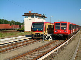 Beide Lackierungen - sowohl der Baureihe 481 links als auch der Baureihe 485 reichts - gehören mittlerweile der Vergangenheit an.