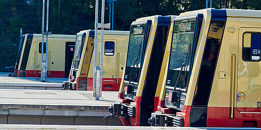 Neue S-Bahn Vier neue S-Bahnen nebeneinander haltend, S-Bahnhof Olympiastadion