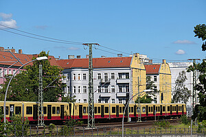 Neue S-Bahn Baureihe 483/484 vor Berliner Häuserlandschaft