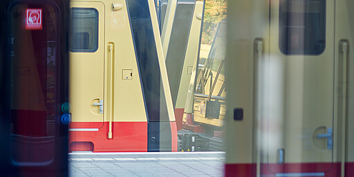 Neue S-Bahn Blick durch Lücke auf neue S-Bahnen