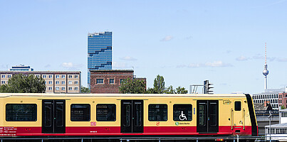 Neue S-Bahn BR 483/484 im Bahnhof Berlin Ostkreuz, im Hintergrund Alex und Stream Tower.