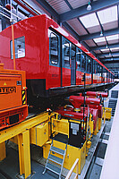 885er-Beiwagen - noch im Coladosen-Look - im Werk auf der Unterflurradsatz-Tandem-Drehmaschine (2000)
