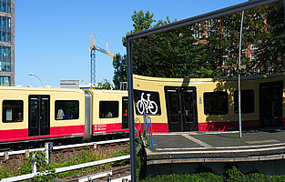 Neue S-Bahn Baureihe 483/484 im Spiegel am Bahnhof