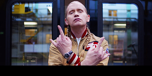 Romano Romano steht vor unseren S-Bahn-Türen