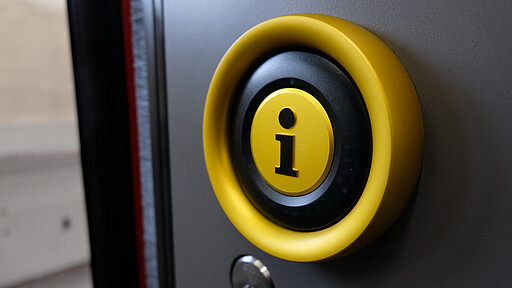 Der gelbe Taster verbindet Sie mit der Service-Zentrale S-Bahn. Der gelbe Taster verbindet Sie mit der Service-Zentrale S-Bahn.