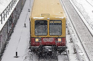 Im Winter 2020/2021: Anfahrt auf den Bahnhof Hermannstraße