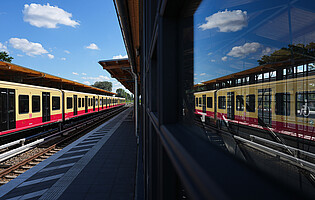 Neue S-Bahn Baureihe 483/484 spiegelt sich am S-Bahnhof Schöneweide.