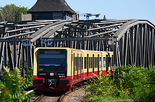 Neue S-Bahn Baureihe 484 verlässt Eisenbahnbrücke