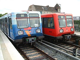 Ganz in blau sieht man die Cola-Dose selten: 485 074 und 485 012 stehen am Bahnhof Papestraße (25.06.2003).