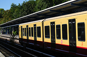 Neue S-Bahn Baureihe 483/484 im Schatten im S-Bahnhof