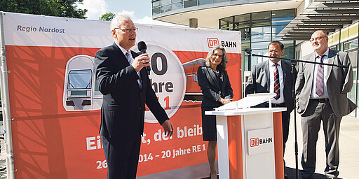 26. Mai 2014: Festakt 20 Jahre RE1 Infrastrukturminister Jörg Vogelsänger, der damalige Vorsitzende der DB Regio Nordost, Dr. Joachim Trettin, die Geschäftsführerin des Verkehrsverbundes Berlin-Brandenburg (VBB), Susanne Henckel, und der Bürgermeister der Stadt Fürstenwalde, Hans-Ulrich Hengst, feierten das Jubiläum der bundesweit ersten Regional-Express-Linie und wünschten dem RE 1 weiterhin gute Fahrt.
