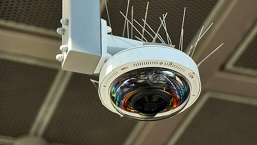 Eine Kamera am Bahnhof Südkreuz, mit der die Deutsche Bahn gemeinsam mit der Bundespolizei KI-unterstützte Software auf der Basis von Videobildern erforscht.