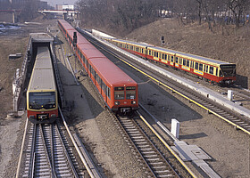 Drei Generationen an S-Bahnbaureihen gemeinsam auf der Strecke nahe S-Bahnhof Gesundbrunnen: (v.l.n.r.) 481, 485 und 480 (2003)
