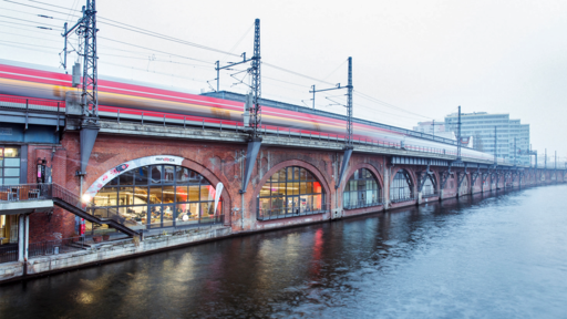 Innovationswettbewerb von DB Regio und S-Bahn Berlin Hier können die Gewinner-Startups bald arbeiten: Die Räume der DB mindbox direkt an der Spree unter der Janowitzbrücke