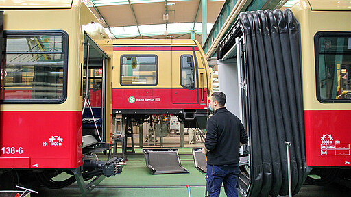 Abnahme Philipp Lilienkamp kuppelt zwei Wagen.