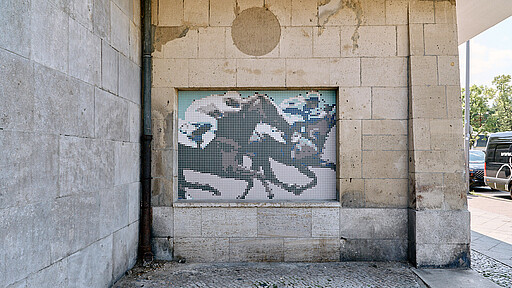 Am 23. Mai 1909 wurde der Bahnhof, damals unter dem Namen "Rennbahn" eröffnet. Dieses Mosaik erinnert daran.