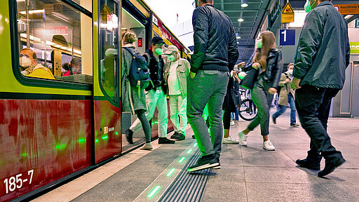 Leuchtender Bahnsteig am Bahnhof Berlin Südkreuz