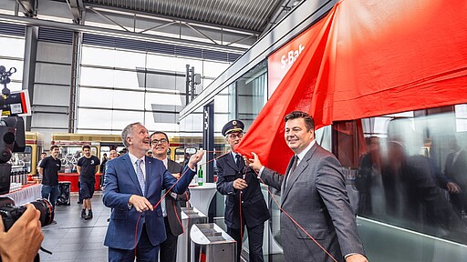 Eröffnung der S-Bahnwache Ostkreuz, Enthüllung Innensenator Andreas Geisel, der Präsident der Bundespolizeidirektion Berlin, Thomas Striethörster, S-Bahnchef Peter Buchner und DB-Konzernbevollmächtigter für Berlin, Alexander Kaczmarek (v.r.n.l.)