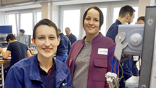 Moderne Ausbildung Auszubildende Catarina Arndt (links) und Dr. Mélanie Schäffner, Geschäftsführerin Personal bei der S-Bahn Berlin