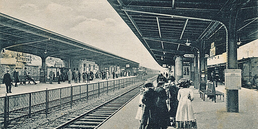 Treptow Der Bahnhof Treptow um 1900. Er ist am 1. Februar 1875 mit zwei Seitenbahnsteigen eröffnet worden. 1888 erhält er ein Empfangsgebäude und statt der beiden Seitenbahnsteige einen Mittelbahnsteig. Zur Gewerbeausstellung 1896 im nahegelegenen Treptower Park bekommt er einen zweiten Mittelbahnsteig. Seit 1937 trägt er auch den gleichen Namen wie die Parkanlage.