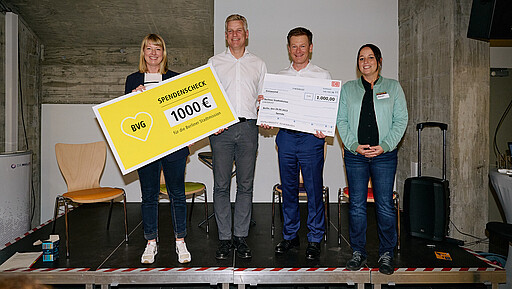 Scheckübergabe Zum Abschluss des Social-Events wurden zwei Spendenchecks in Höhe von jeweils 1.000 Euro übergeben.