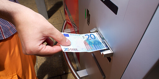 S Fahrgast bezahlt mit Geldschein am Fahrkartenautomat