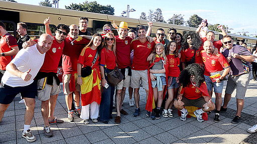 Begeisterte spanische Fans bei der Anreise zum Finale im Olympiastadion.