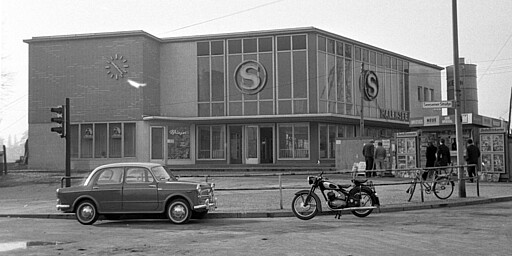 Halensee Das neue Empfangsgebäude des Bahnhofs Halensee kurz nach seiner Eröffnung im Jahr 1960 nach zweijähriger Bauzeit. Bis 1958 hat noch die ausgebrannte Ruine des Vorgängerbaus am Kurfürstendamm gestanden.