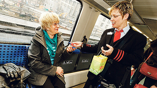 Esther Janke verteilt Osterüberraschungen in einem Regio-Zug – ein sympathisches Beispiel für den vielfältigen Einsatz von Frauen in Kundenkontakt und Service bei der DB.