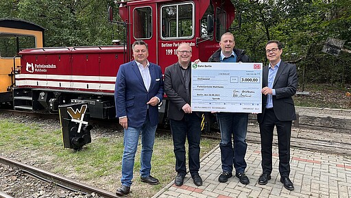 Andreas Geisel, Sven Heinemann, Jens Klischies und Peter Buchner (v. l. n.r.) bei der Scheckübergabe.