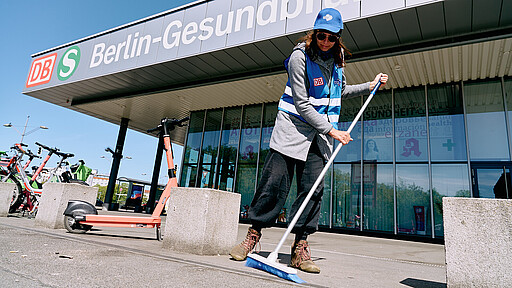 Eine Mitarbeiterin reinigt den Außenbereich pünktlich zur Ausflugssaison.