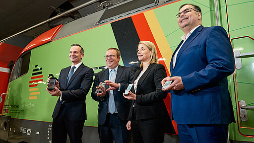 v.l.n.r.: Dr. Volker Wissing, Bundesverkehrsminister; Oliver Krischer, Minister für Umwelt, Naturschutz und Verkehr des Landes Nordrhein-Westfalen und Vorsitzender der Verkehrsministerkonferenz; Evelyn Palla, Vorstand Regionalverkehr Deutsche Bahn AG; Ingo Wortmann, VDV-Präsident