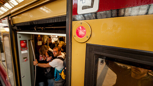 Warnlampe an der Zugtür Bitte steigen Sie nach dem Aufleuchten der Lampe an der Tür nicht mehr in den Zug.